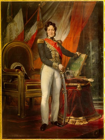 1830年の憲章を手にしたフランス国王ルイ・フィリップ1世（1773-1850）の胴体部分の肖像。王の後ろにある3色の旗には「Liberte Egalite Fraternite」の標語が書かれています。エミール・ジャン・オレス・ヴェルネ（1789-1863）の作品 作： Emile Jean Horace Vernet