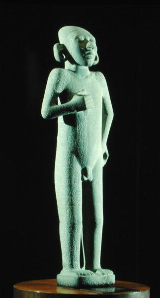 タムインの青年」 後期古典期（1300～1521年）（石）（207852も参照） 作： Huaxtec Huaxtec