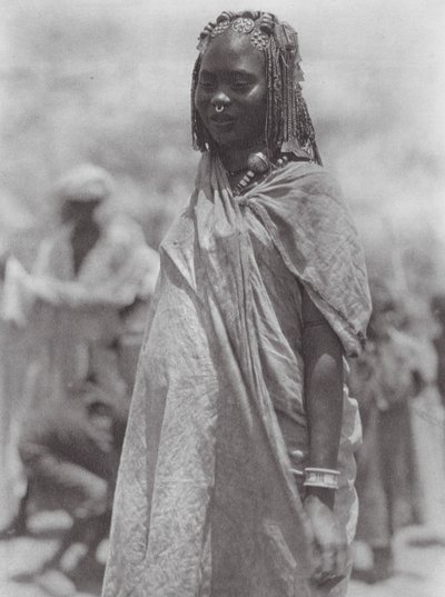 アフリカアウラド・ハミドの銀と琥珀の装飾品（モノクロ写真） 作： Hugo Adolf Bernatzik