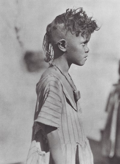 アフリカお守りを持つビシャリンの子供（モノクロ写真） 作： Hugo Adolf Bernatzik