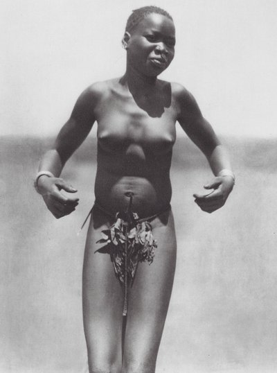 アフリカ踊る少女、ジュール東部（モノクロ写真） 作： Hugo Adolf Bernatzik