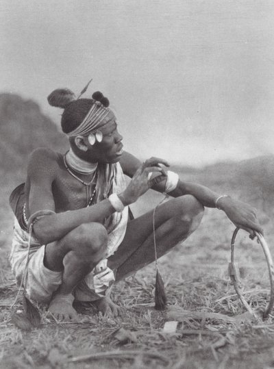 アフリカ花嫁飾りを値切るディンカ族の花婿（モノクロ写真） 作： Hugo Adolf Bernatzik