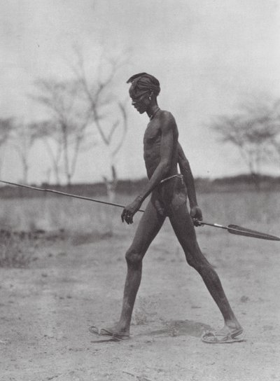 アフリカ槍を持つディンカ族の戦士（モノクロ写真） 作： Hugo Adolf Bernatzik
