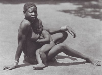 アフリカ東ジュール、母と子（モノクロ写真） 作： Hugo Adolf Bernatzik