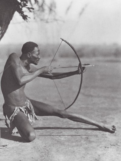 アフリカイースタン・ジュールの射手（モノクロ写真） 作： Hugo Adolf Bernatzik