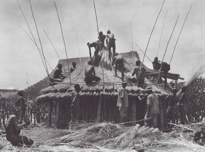 アフリカアマディ近郊に建設されたレストハウス（モノクロ写真） 作： Hugo Adolf Bernatzik