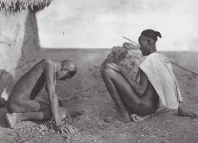 アフリカ患者に血を流す医師（モノクロ写真） 作： Hugo Adolf Bernatzik