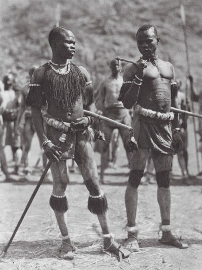 アフリカヌバのガラガラ踊り（モノクロ写真） 作： Hugo Adolf Bernatzik