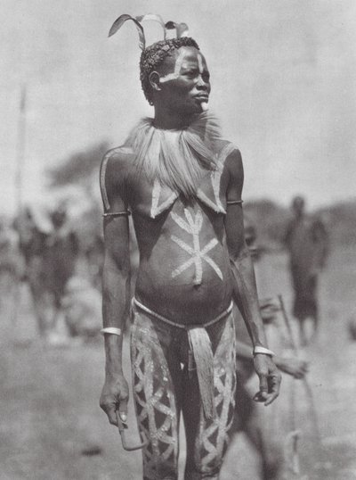 アフリカ祭りの飾りをつけたヌバの女性（モノクロ写真） 作： Hugo Adolf Bernatzik