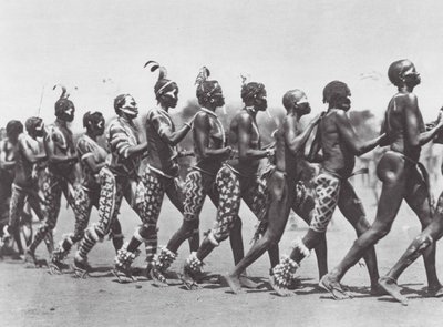 アフリカ踊るヌバの女性たち（モノクロ写真） 作： Hugo Adolf Bernatzik