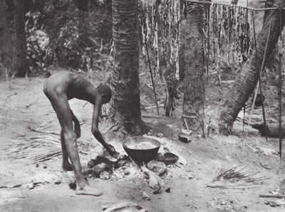 アフリカワニ肉を調理するヌエル族（モノクロ写真） 作： Hugo Adolf Bernatzik