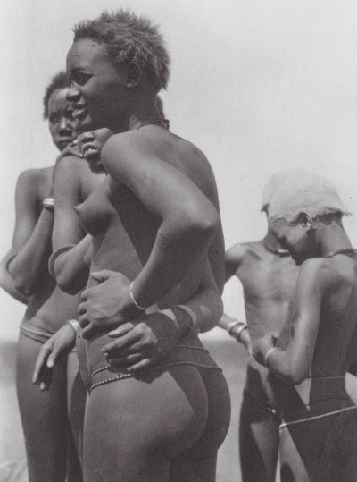 アフリカヌエル族の少女と子供たち（モノクロ写真） 作： Hugo Adolf Bernatzik