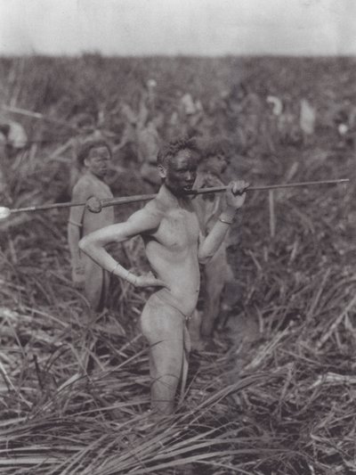 アフリカ沼地のヌエル族の戦士たち（モノクロ写真） 作： Hugo Adolf Bernatzik