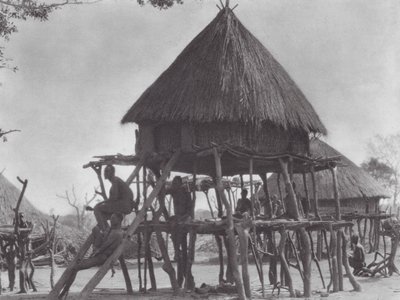 アフリカジュール東部の杭上住居（モノクロ写真） 作： Hugo Adolf Bernatzik