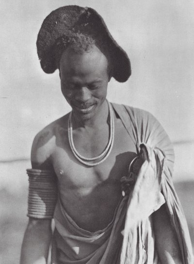 アフリカ頭巾をかぶったシルックの戦士（モノクロ写真） 作： Hugo Adolf Bernatzik