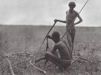 アフリカ休憩するシルックの戦士たち（モノクロ写真） 作： Hugo Adolf Bernatzik