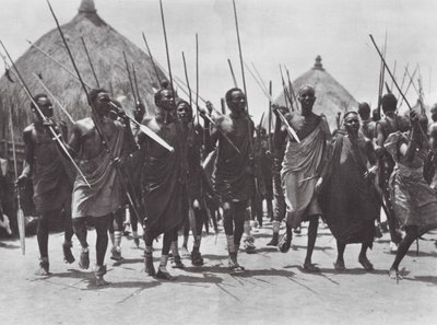 アフリカ：首長の墓を襲撃するシルックの戦士たち（モノクロ写真） 作： Hugo Adolf Bernatzik