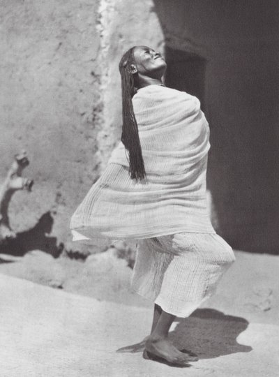 アフリカスーダンの踊り子、オムドゥルマン（モノクロ写真） 作： Hugo Adolf Bernatzik