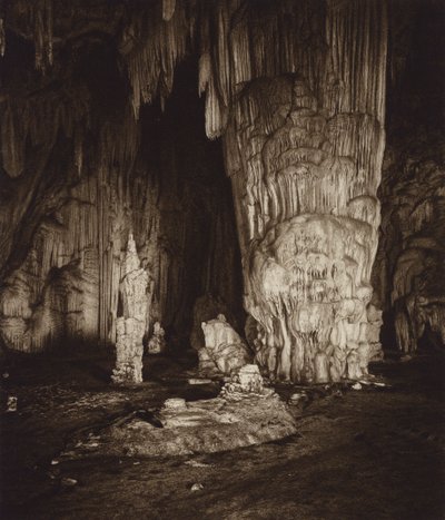 メキシコ：ゲレロ州カカワミルパの鍾乳洞（モノクロ写真） 作： Hugo Brehme