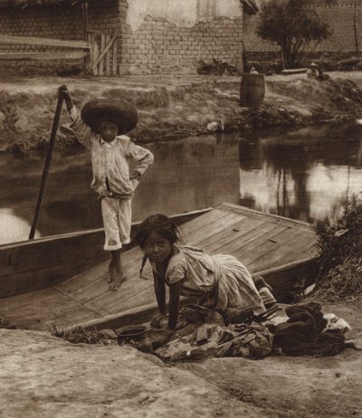 メキシコ：イスタカルコ、洗濯をするインディオの子供たち、D F（モノクロ写真） 作： Hugo Brehme