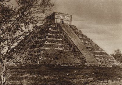 メキシコ：ユカタン、チチェニツァ遺跡 "エル・カスティージョ"（モノクロ写真） 作： Hugo Brehme