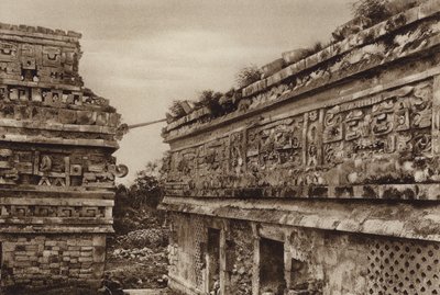 メキシコ：チチェニツァ遺跡、ユカタン、"ラス・モンハス"（モノクロ写真） 作： Hugo Brehme