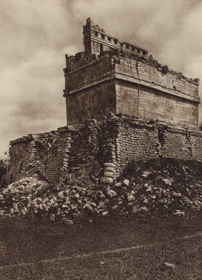 メキシコ：チチェニツァ遺跡、ユカタン州、ペロタ広場近くの寺院（モノクロ写真） 作： ウーゴ・ブレーメ
