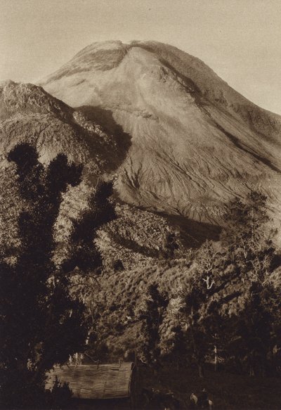 メキシコ：最後の噴火前のコリマ火山（モノクロ写真） 作： Hugo Brehme