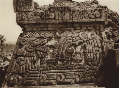 メキシコ：ソチカルコ、蛇と象形文字が描かれたピラミッドの一部（モノクロ写真） 作： ウーゴ・ブレーメ
