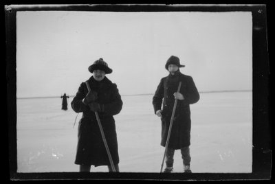 氷上を滑るアルネ・ホーメンとグイド・シンベリ 作： Hugo Simberg