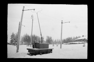 KuusankoskiのKymintehta電気機関車 作： Hugo Simberg