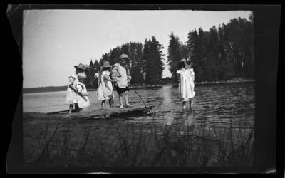 ビーチで遊ぶ子供たち 作： Hugo Simberg