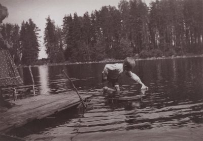 ニーメンラウタの遊覧船に浮かぶ子供たち 作： Hugo Simberg
