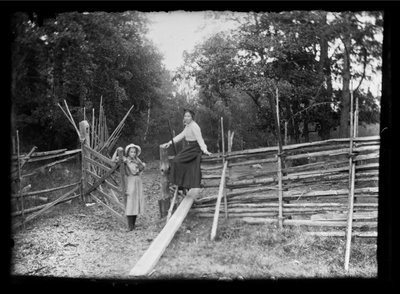 ニスカポハ街道沿いのベランダでのリリとエルサ・シンバーグ 作： Hugo Simberg