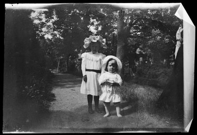 おそらくガッド家の娘とトム・シンバーグ 作： Hugo Simberg