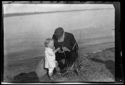 ニーメンラウタでベリーを食べるトムとニクラス・シンバーグ 作： Hugo Simberg