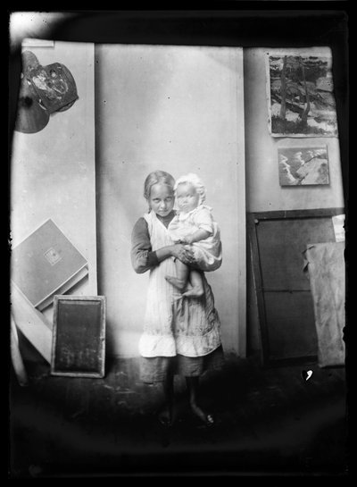 セルカランタのスタジオでモデルとなった少女と子供たち 作： Hugo Simberg