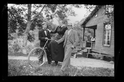 黄色い別荘の庭にて、エルマ・シンベリ邸のポーチにて。 作： Hugo Simberg