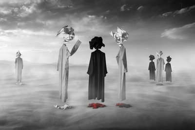 シュールな砂漠の人物像 作： Hussain Buhligaha