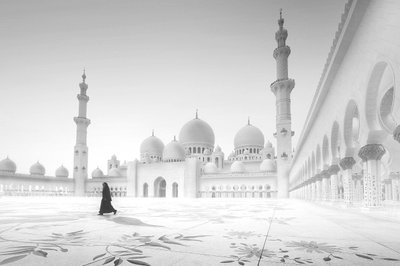 白いモスクの孤独 作： Hussain Buhligaha