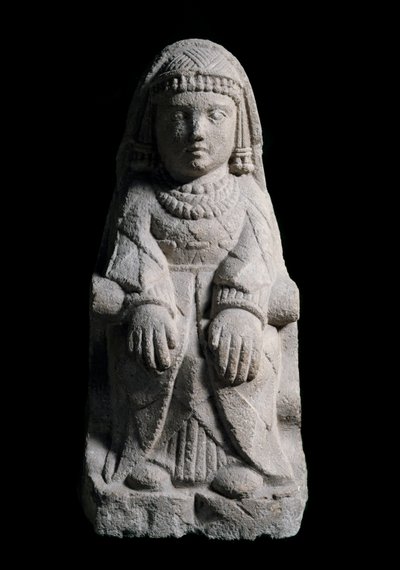 座っている女性石灰岩彫刻、紀元前4～2世紀 作： Iberian