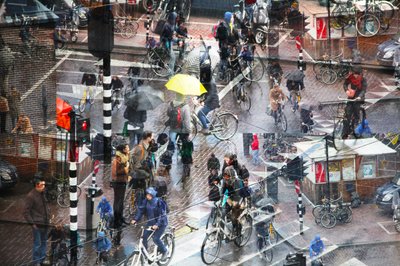 にぎやかな都会の雨の日 作： 