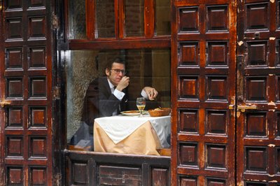 物思いにふける男　カフェの窓 作： 