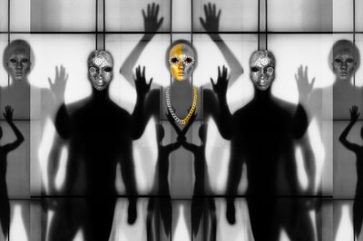 シュールな仮面を被った人物たち 作： 