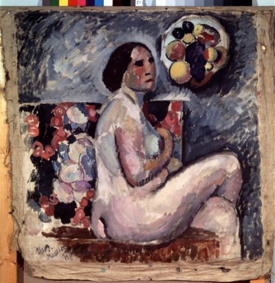 活動。 足を組んで座っている裸の女性の肖像画。 彼女の後ろには果物の絵が飾られ、壁には果物で飾られた帽子が掛けられています。 Ilya Ivanovich Mashkov (Ilia Mashkov, Matchkov) (1881-1944) による絵画 作： Ilya Ivanovich Mashkov