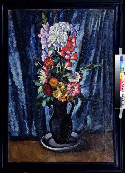 青色の背景の前に水差しに花束。 (青の背景に黒の水差しの花の束)。 Ilya Ivanovich Mashkov (Ilia Mashkov, Matchkov) (1881-1944) による絵画、1916 年にキャンバスに油彩。ロシアの芸術、20 世紀初頭の静物画。 領域 作： Ilya Ivanovich Mashkov