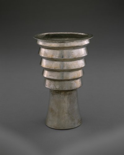 段付きビーカー（アクィラ）、後で地平線、1470-1532（シルバー） 作： Incan