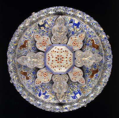 19世紀初頭、鬱蒼とした葉に囲まれたライオンと象を描いた、インドの銀とはめ込み翡翠の菓子料理 作： Indian School