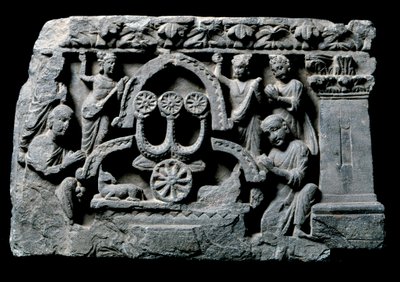 ガンダーラ（またはグレコ・ブッディズム）の芸術。"Buddha in prayer" the miracle Sravasti (Shravasti or Savatthi) (祈りの仏陀、Sravastiの奇跡) ガンダーラ派のレリーフ - 2～4世紀 - インド博物館、カルカッタ 作： Indian School