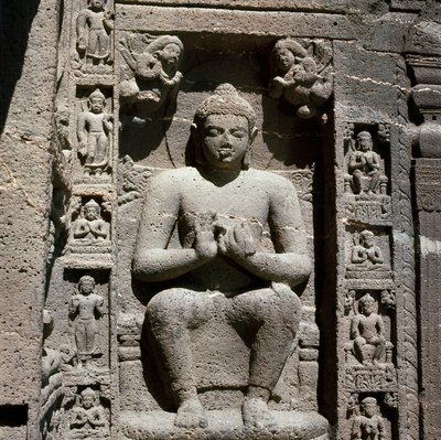 ブッダ、洞窟の中の彫刻された彫像 19 作： Indian School